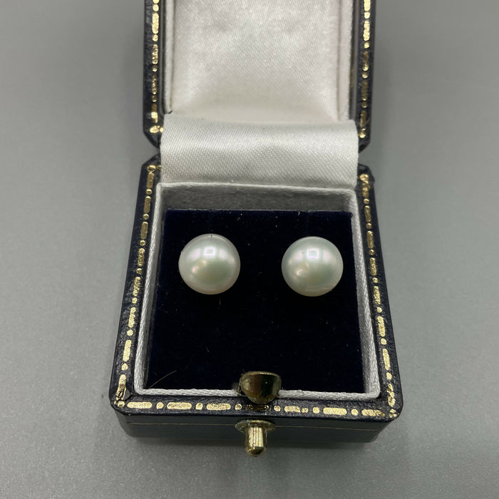 9ct Gold and Pearl stud earrings