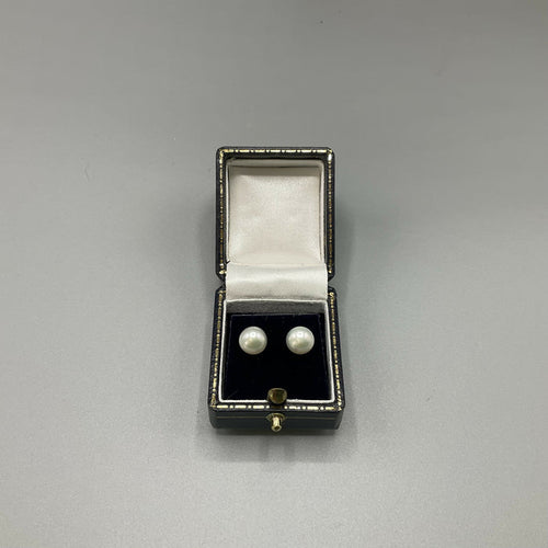9ct Gold and Pearl stud earrings