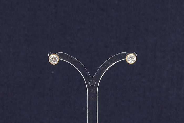 Charming 9ct Gold & Clear Quartz Stud Earrings