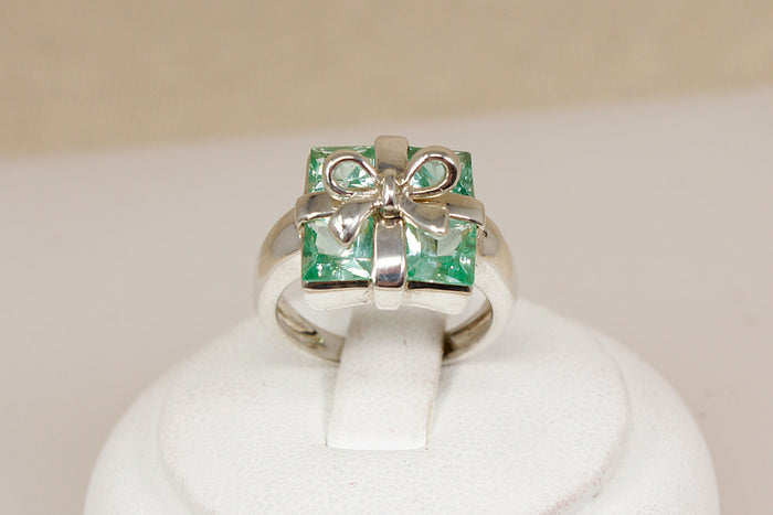 Charming Sterling Silver Green Quartz Gift Box & Bow Ring