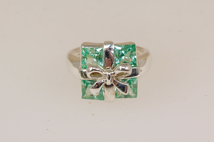 Charming Sterling Silver Green Quartz Gift Box & Bow Ring