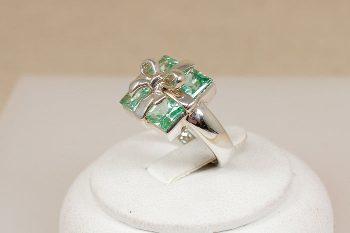 Charming Sterling Silver Green Quartz Gift Box & Bow Ring