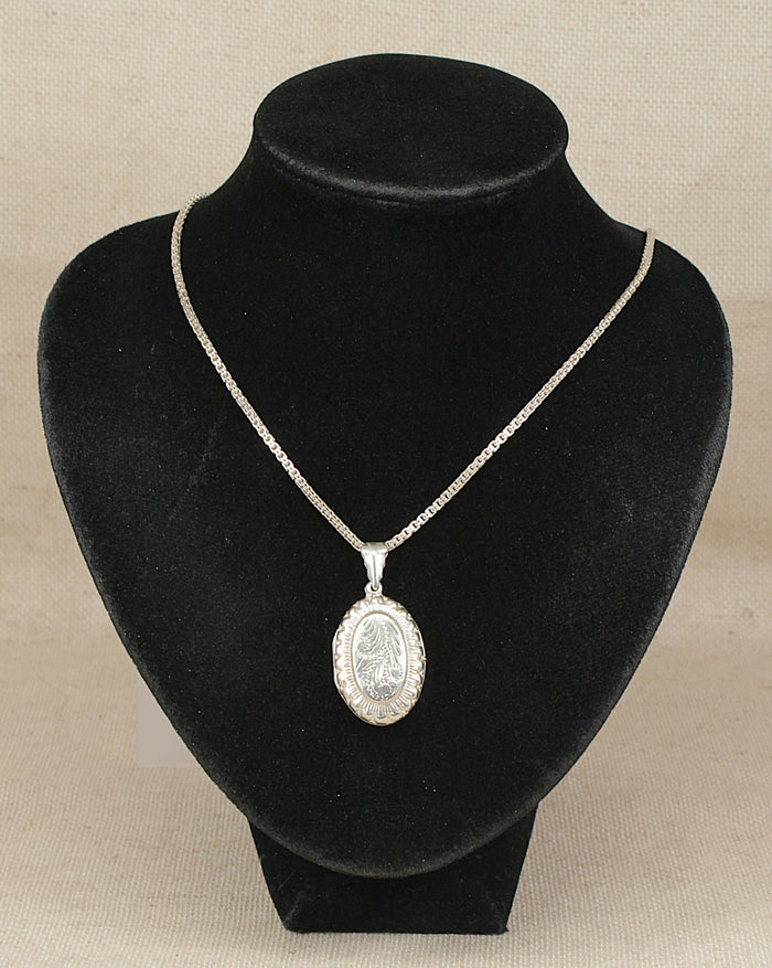Elegant Sterling Silver Oval Locket & 16½-Inch Silver Rope Chain