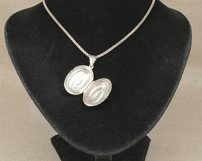 Elegant Sterling Silver Oval Locket & 16½-Inch Silver Rope Chain