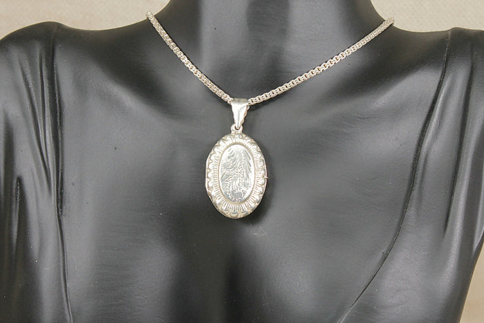 Elegant Sterling Silver Oval Locket & 16½-Inch Silver Rope Chain