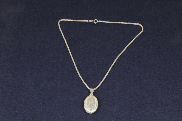 Elegant Sterling Silver Oval Locket & 16½-Inch Silver Rope Chain