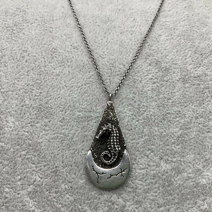 Silver Seahorse Pendant