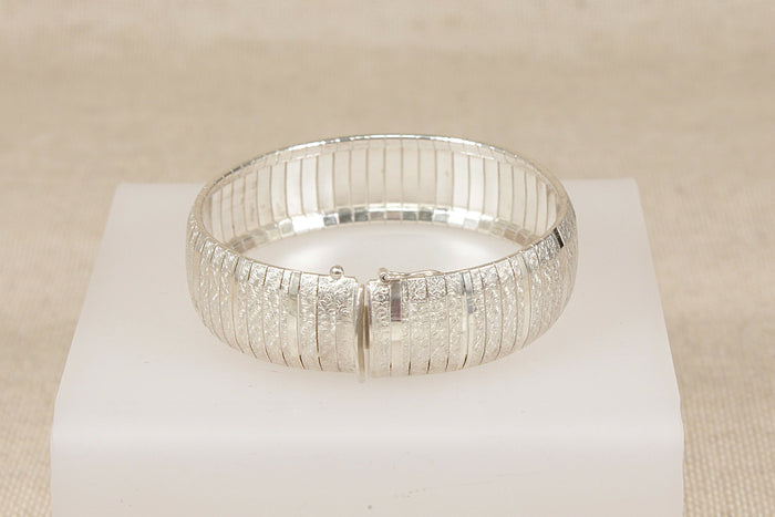 Stylish Italian Silver Flexible Bangle – Secure Clasp & Safety Clip