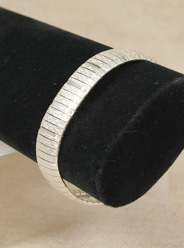 Stylish Italian Silver Flexible Bangle – Secure Clasp & Safety Clip