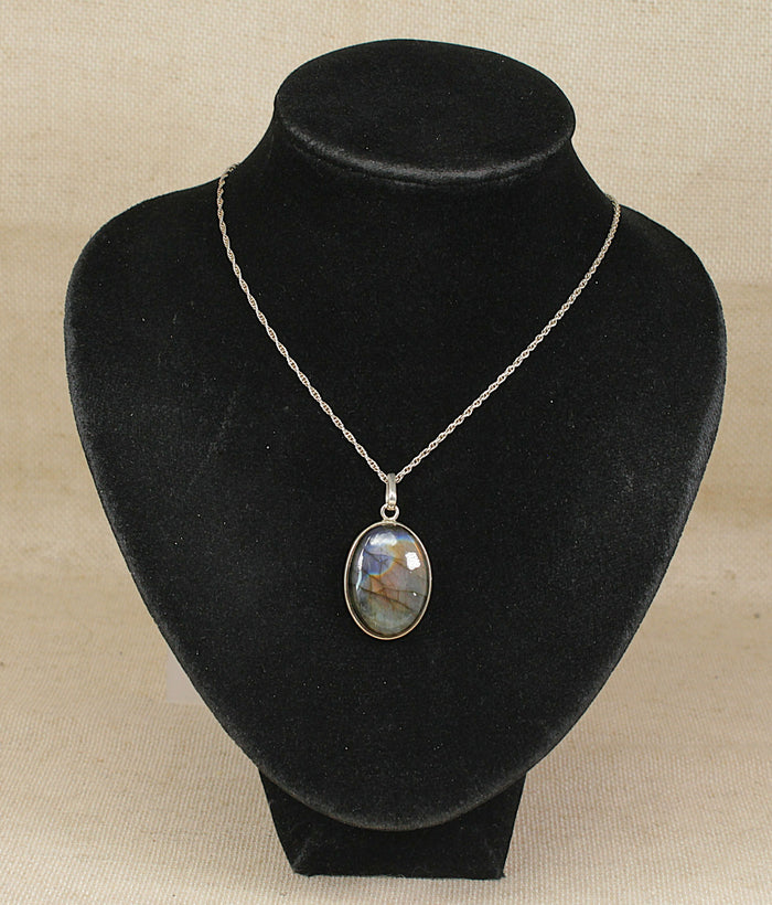 Stylish Sterling Silver & Labradorite Pendant with an18-Inch Prince of Wales’ Silver Chain