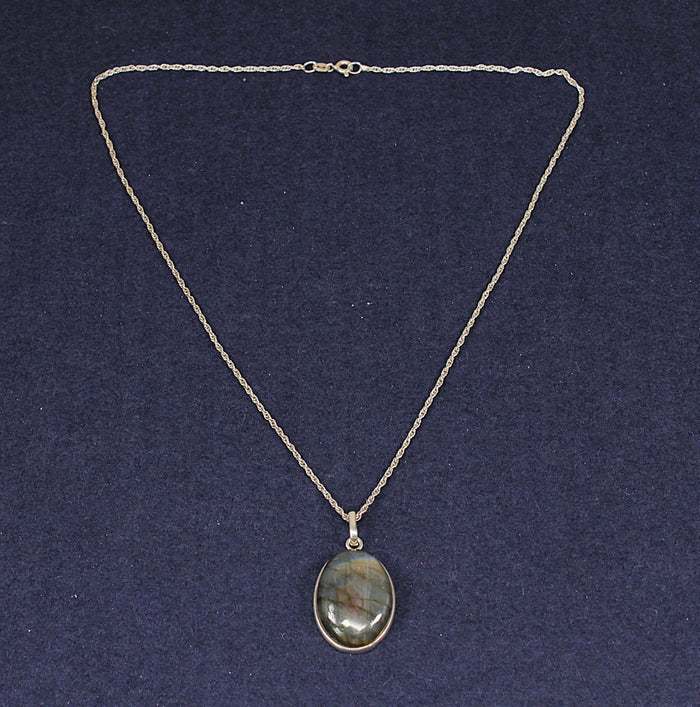 Stylish Sterling Silver & Labradorite Pendant with an18-Inch Prince of Wales’ Silver Chain