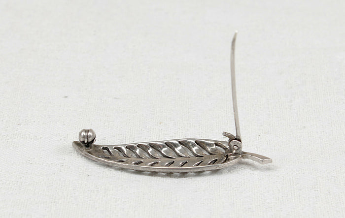 Stylish Sterling Silver & Marcasite Feather Brooch – Art Deco Design